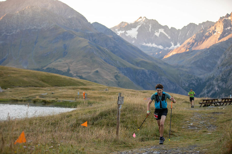 © Coureur au lac du pontet pendant le Trail de la Meije - julien Gontard