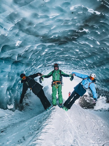 © guide Snowlegend avec les enfants dans la grotte de glace - ©snowlegend