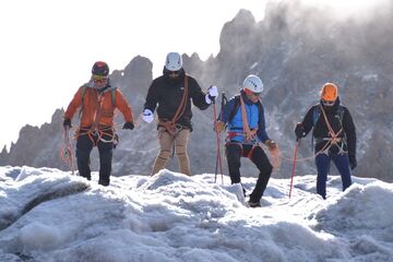 © Alpinistes ensemble encordés - ©Association 82-4000 Solidaires