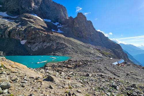 Le lac et le refuge du Pavé