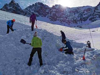 © Construction igloo © Terres de Trek web.jpg - Terres de Trek