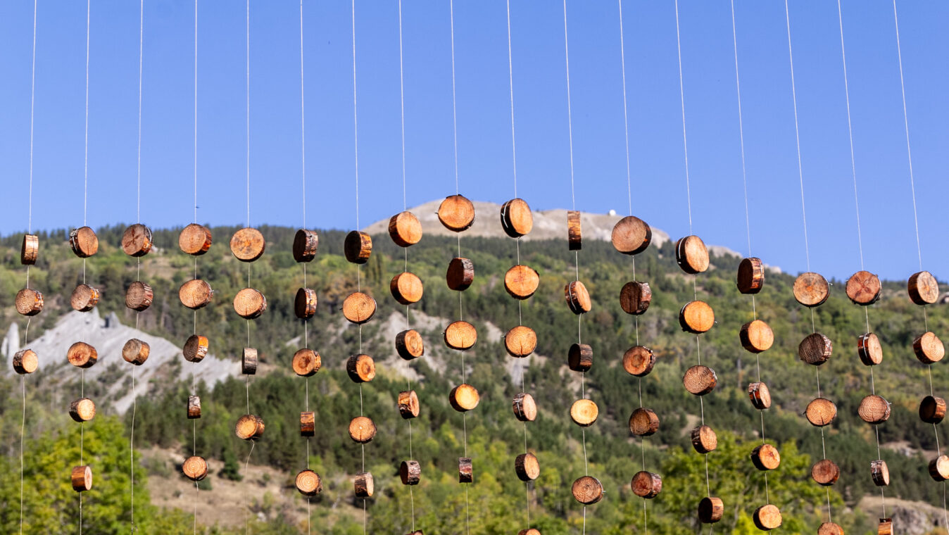 Sentier-dart-Puy-saint-Andre-oeuvre-de-Yoann-Crepin-La-Montagne-suspendue-Balace-Amandine5.jpg-